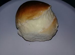 Una foto de Pan de leche relleno de crema pastelera