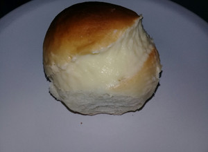 Una foto de Pan de leche relleno de crema pastelera