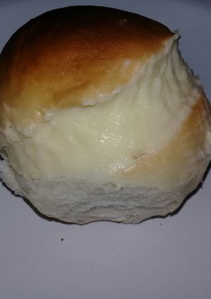 Una foto de Pan de leche relleno de crema pastelera
