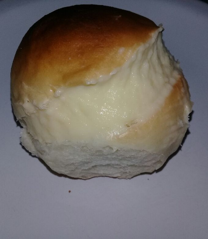 Una foto de Pan de leche relleno de crema pastelera