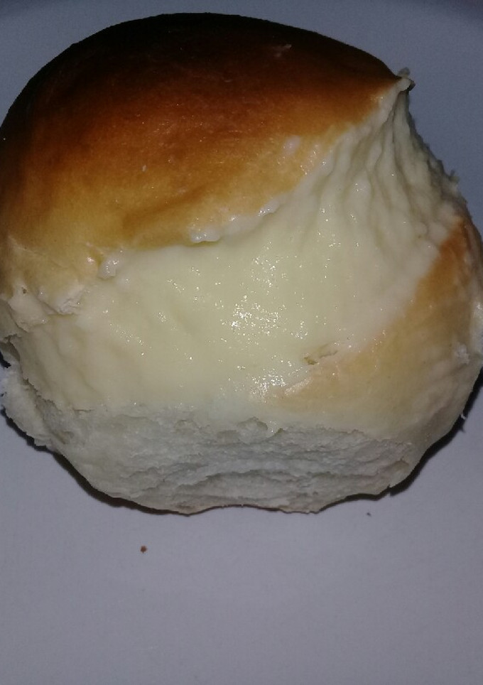 Una foto de Pan de leche relleno de crema pastelera