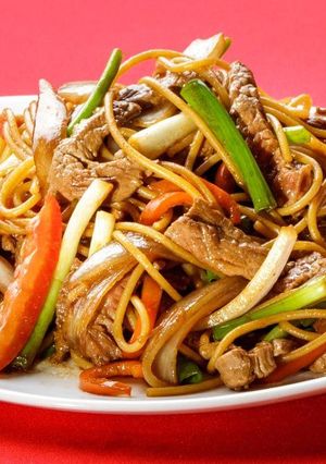 Una foto de Salteado de verduras con fideos