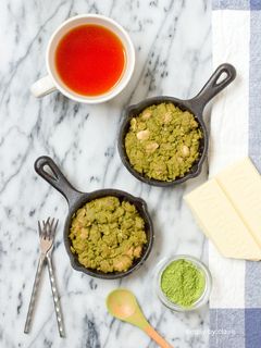迷你鑄鐵鍋抹茶白巧克力餅乾 的食譜成品照片