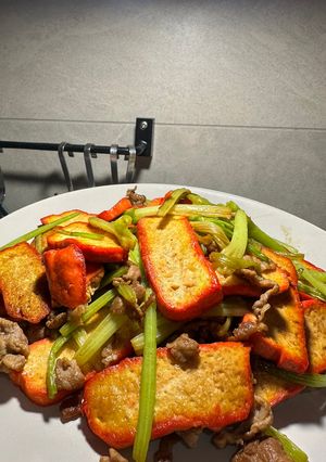 豆乾炒芹菜肉絲 的食譜成品照片