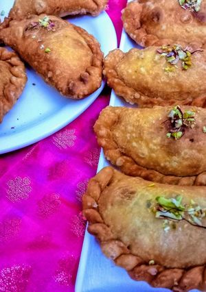 নারকেল গুজিয়া (narkel gujiya recipe in Bengali) রেসিপির প্রধান ছবি