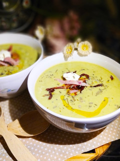 Una foto de Crema de Guisantes con Crujiente de York al Vino Blanco en Olla Programable