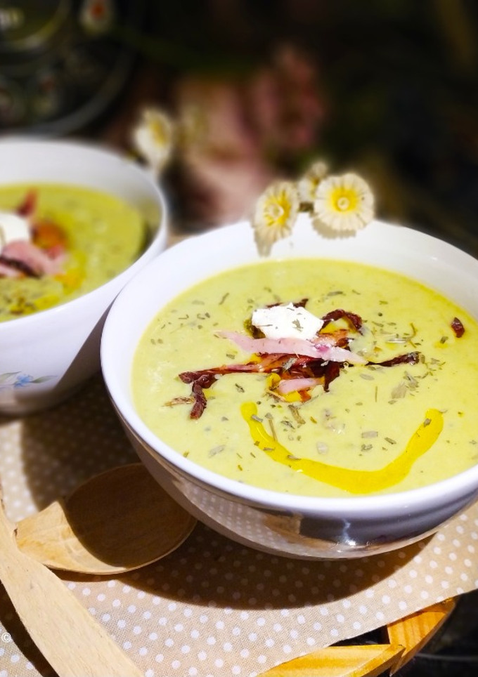 Una foto de Crema de Guisantes con Crujiente de York al Vino Blanco en Olla Programable