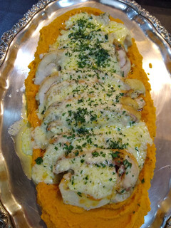 Una foto de Arrollado de pollo con base de zanahoria y Boniato