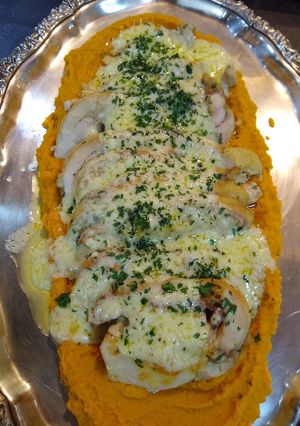 Una foto de Arrollado de pollo con base de zanahoria y Boniato