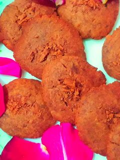 रेड वेलवेट आटा कूकीज (red velvet atta cookies recipe in Hindi) रेसिपी मुख्य फोटो