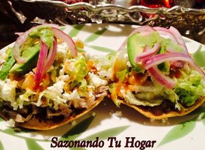 Una foto de Tostada de pierna desebrada de cerdo💖