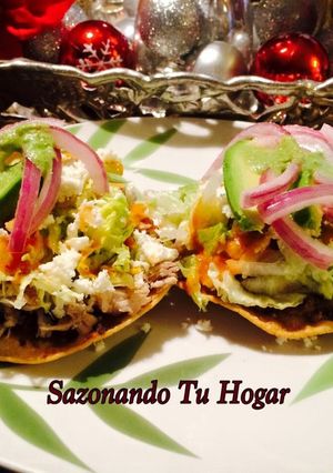 Una foto de Tostada de pierna desebrada de cerdo💖
