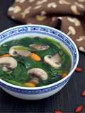🌱 Canh Rau Chân Vịt Nấm Mỡ Kỷ Tử