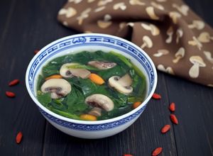 Hình của món 🌱 Canh Rau Chân Vịt Nấm Mỡ Kỷ Tử.