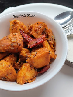 A picture of Podi Idli.