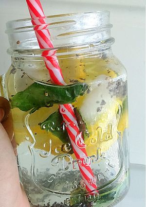 Una foto de Agua de chía con limón y menta
