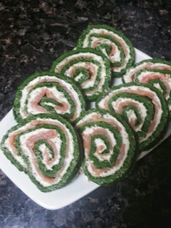 Una foto de Rollitos de espinacas y salmón