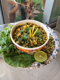 ફણગાવેલા મગ પાલક નું શાક (Sprouts Moong Palak Sabji Recipe In Gujarati) રેસીપી મુખ્ય ફોટો