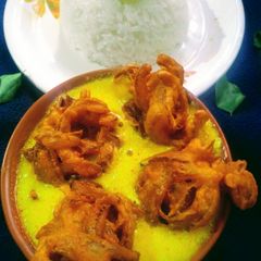 A picture of Kadhi pakoda.