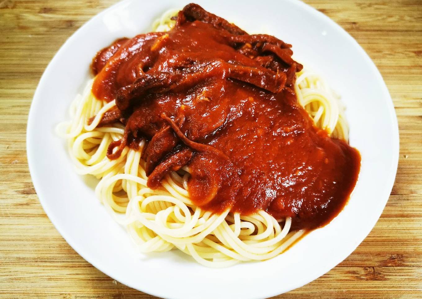 Espaguetis en Salsa de Carne y Vegetales con Pasta de Tomates