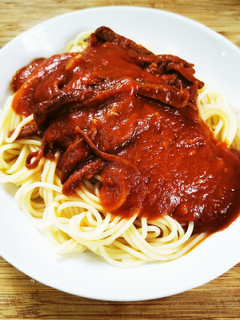 Una foto de Espaguetis en Salsa de Carne y Vegetales con Pasta de Tomates