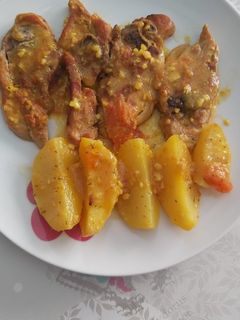 Una foto de Estofado de pavo con patatas en olla de barro