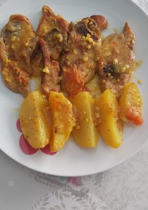 Una foto de Estofado de pavo con patatas en olla de barro