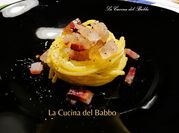 Una foto di pasta carbonara