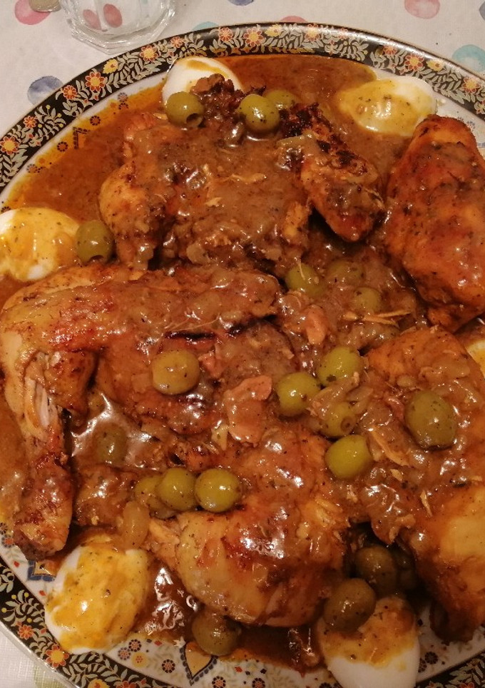 Una foto de Pollo con olivas