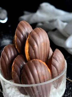 Foto di Madeleines Glassate al Cioccolato con il Cuore di Miele
