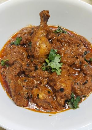 A picture of Rich Cream Badami Chicken.