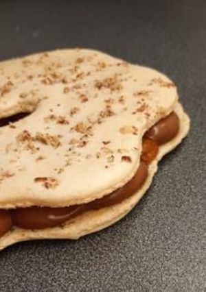 Une photo de Couronne des rois en macaron, crème namelaka chocolat-praliné et