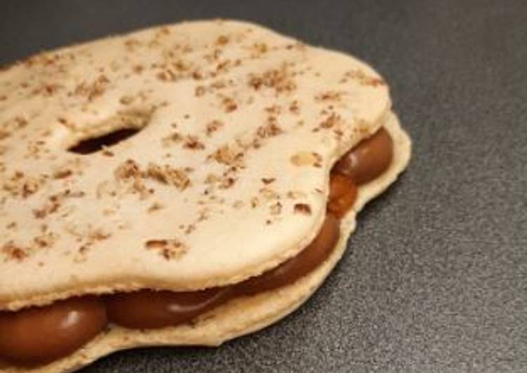 Couronne des rois en macaron, crème namelaka chocolat-praliné et pointes de gel acidulé citron