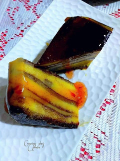 Una foto de Flan de vainilla con bizcochos de nata y chocolate