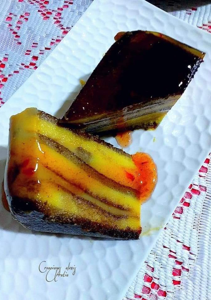 Una foto de Flan de vainilla con bizcochos de nata y chocolate