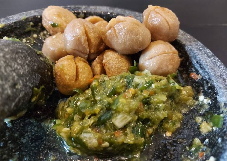 makanan Bakso goreng sambel ijo🍡 yang merasakan kenyamanan