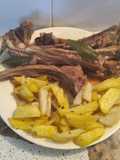 Costillas de cordero marinadas con papas bravas
