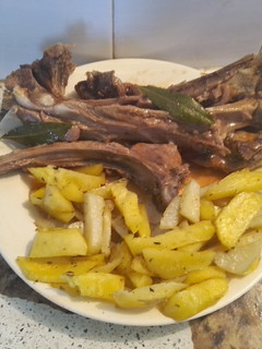 Una foto de Costillas de cordero marinadas con papas bravas