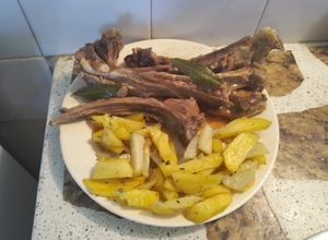 Una foto de Costillas de cordero marinadas con papas bravas