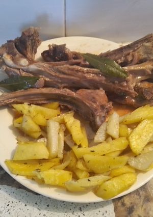 Una foto de Costillas de cordero marinadas con papas bravas