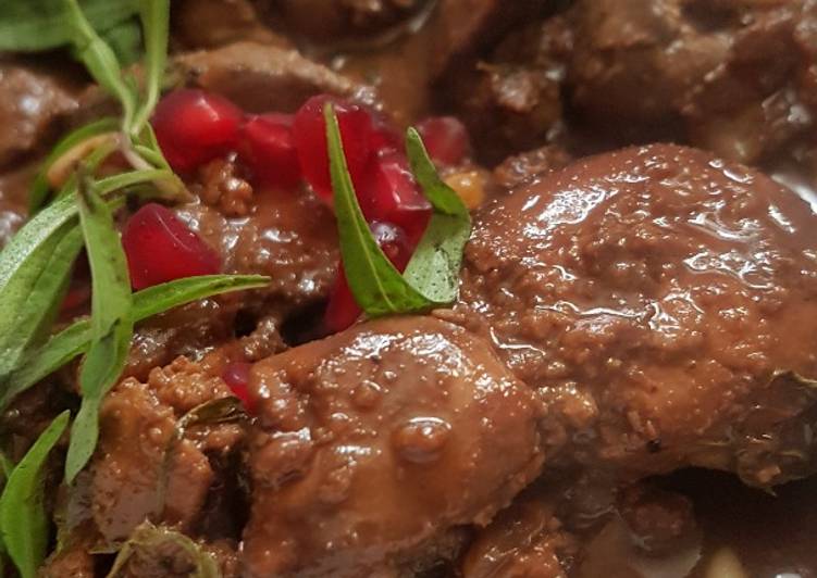 كبدة الدجاج بدبس الرمان والزعتر الأخضر الطازج