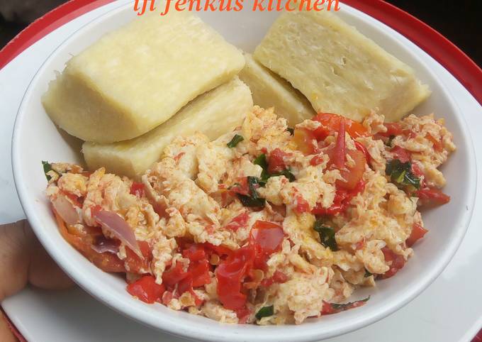 Boiled yam and egg sauce