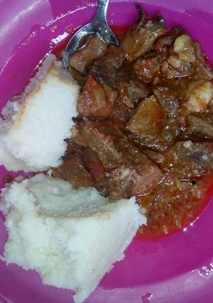 A picture of Beef stew and ugali.