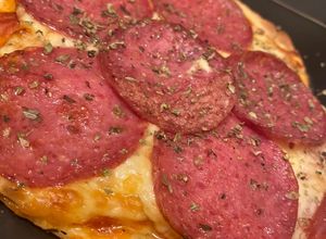 Una foto de Pizza individual en sartén con polvos de hornear
