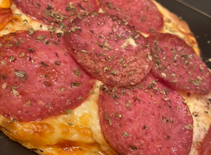 Una foto de Pizza individual en sartén con polvos de hornear