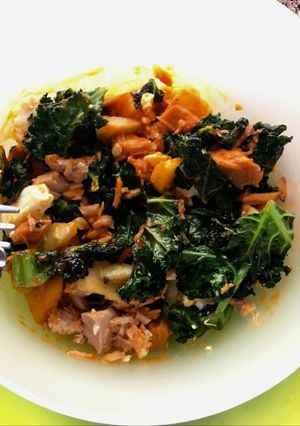 Una foto de Ensalada #tupper de kale, manzana, atún y queso de Cabra con vinagreta de piquillos