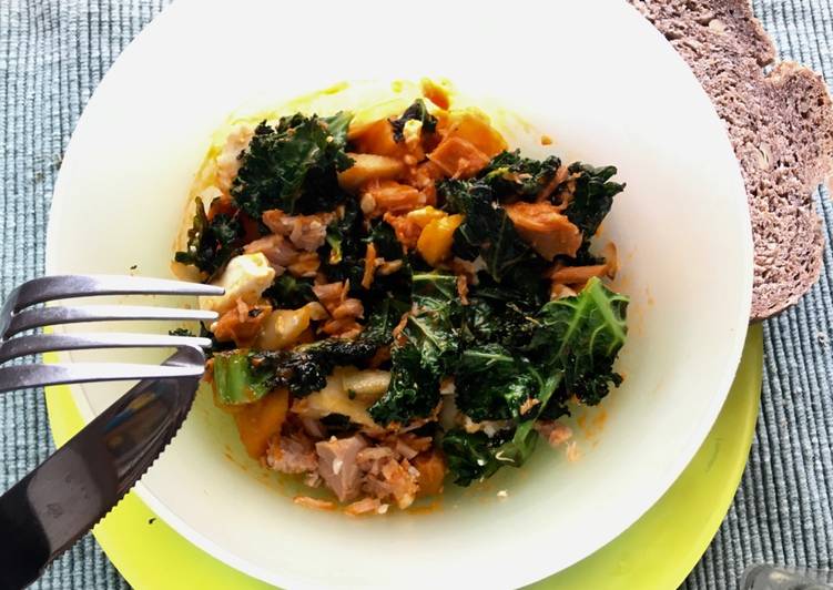 Ensalada #tupper de kale, manzana, atún y queso de Cabra con vinagreta de piquillos