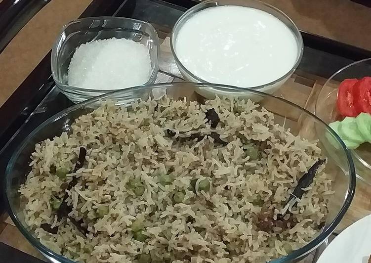 Qeema mutur ki khichri wth dahi cheeni