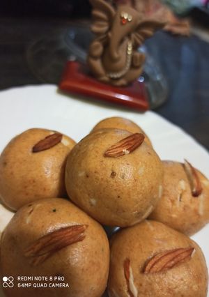 मूंग दाल लड्डू रेसिपी मुख्य फोटो