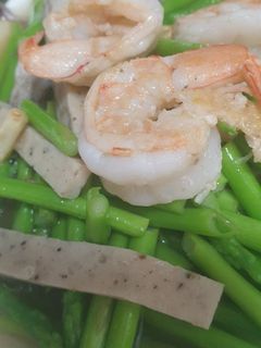 รูปของ ผัดหน่อไม้ฝรั่งกุ้งกับหมูยอ